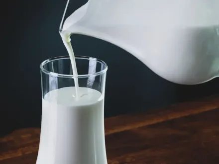 Melk wordt in een glas geschonken