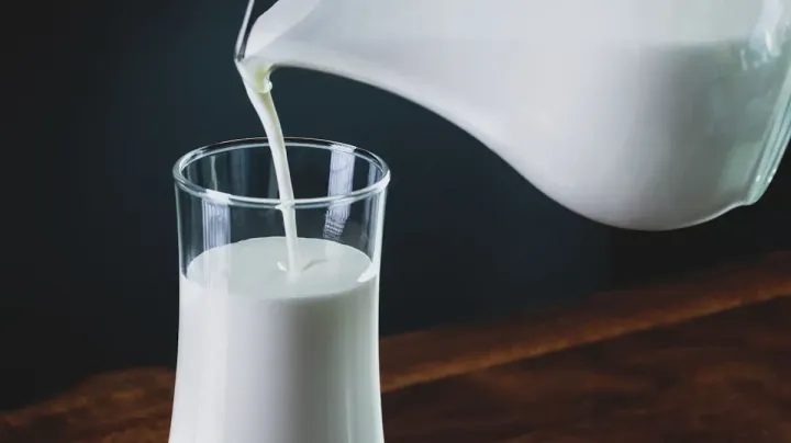 Melk wordt in een glas geschonken