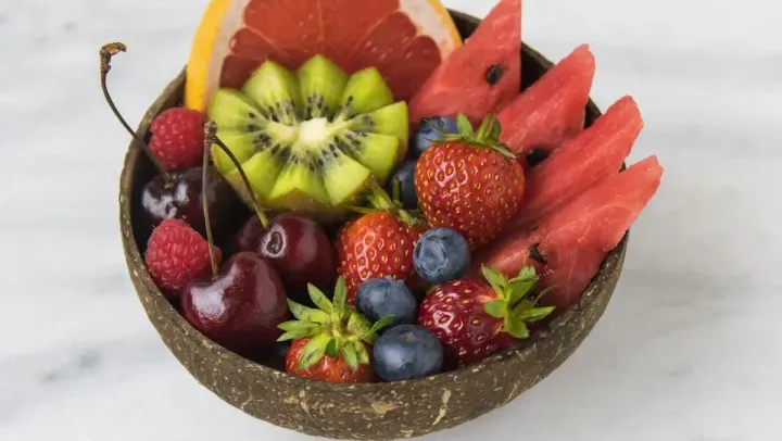 Een schaal met zomerfruit