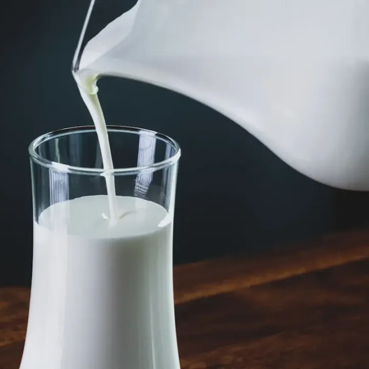 Melk wordt in een glas geschonken