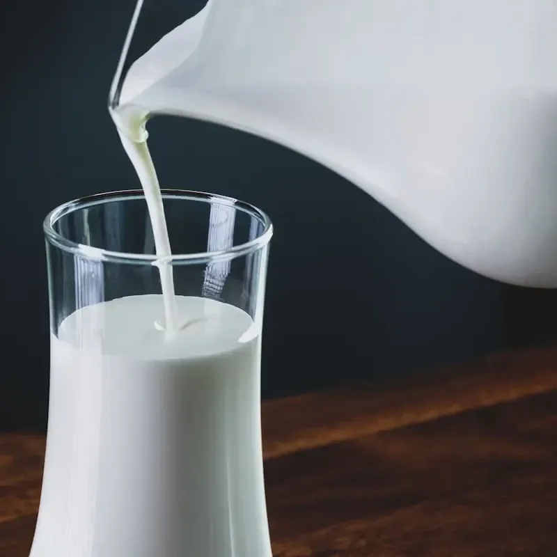 Melk wordt in een glas geschonken