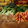 Wortels en prei op een marktkraam