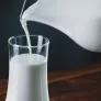 Melk wordt in een glas geschonken